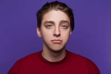 Hayal kırıklığına uğramış genç adam. Memnuniyetsizlik duygu