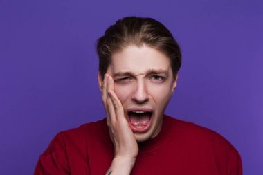 Genç adam tokat yüzüne. Garip baştan çıkarma