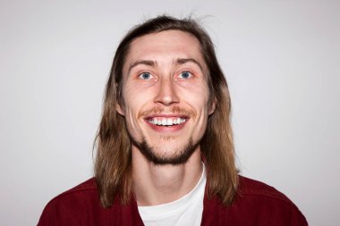 Gülümseyen neşeli adam. Mutluluk arka plan