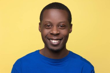 Gülümseyen neşeli genç adam. Mutluluk arka plan