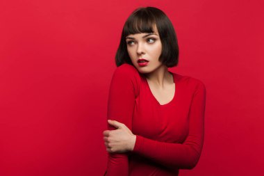 Kadın korku içinde. Korkarım genç erkek