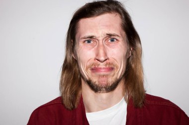 Genç adam ağlıyor. Duygu korku