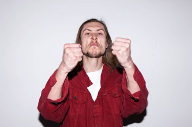 Kızgın adam. İlişkiler sıralama