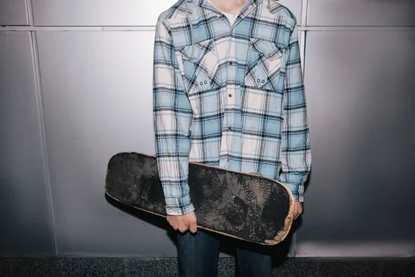 Skateboardåkare med skateboard. Street style — Stockfoto