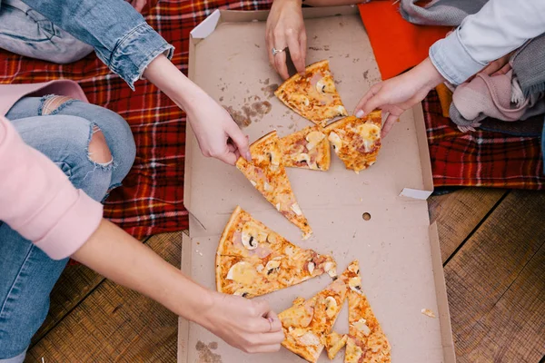 Pizza amigos partido vista superior — Foto de Stock
