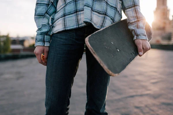 Skateboarder met skateboard. Moderne jeugd — Stockfoto