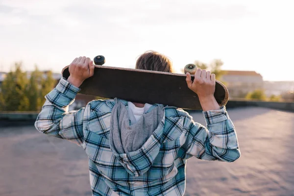 Street subculture. Skateboarder with skateboard — Stock Photo, Image