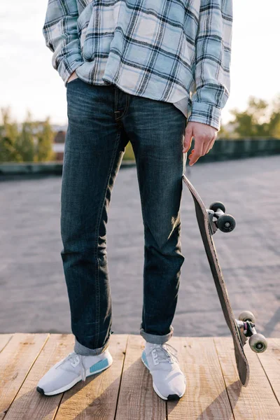 Skateboarder met skateboard. Straat subcultuur — Stockfoto