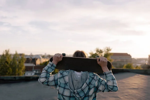 Gevaarlijke hobby. Skateboarder met skateboard — Stockfoto