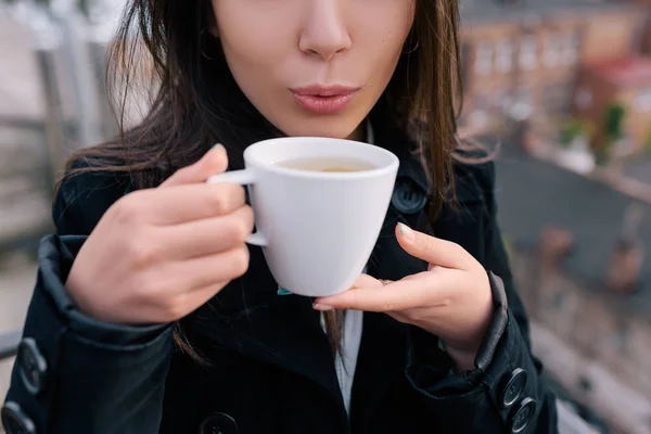 Ragazza al tea party all'aria aperta — Foto Stock