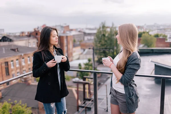 La rivalité féminine. Jalousie et commérages — Photo