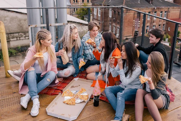 Przyjaciele pizza party na dachu — Zdjęcie stockowe