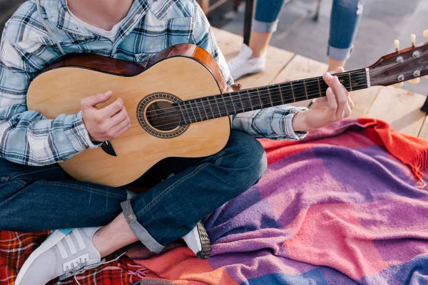 Gitarzysta w student party celebration — Zdjęcie stockowe