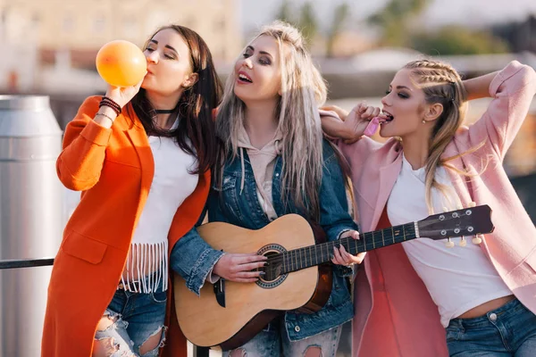 Amistad femenina. Pasatiempo creativo al aire libre — Foto de Stock