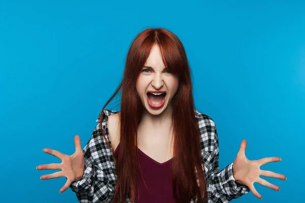 Una mujer loca gritando. Emoción rabia — Foto de Stock