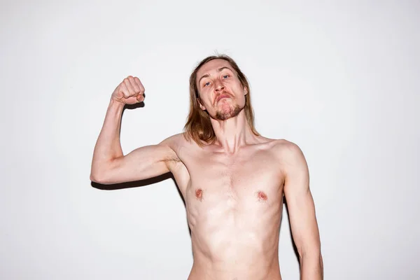 Hombre musculoso fuerte mostrando — Foto de Stock