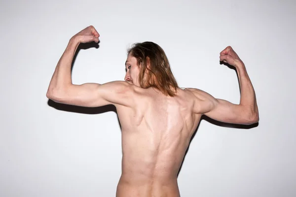 Сильный взрослый мужчина демонстрирует свои мускулы — стоковое фото