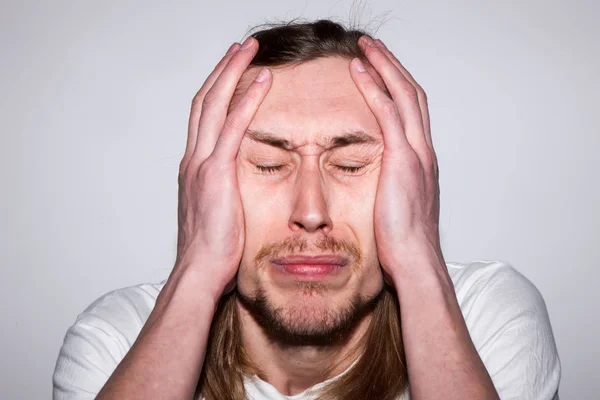 Yetişkin erkek ağlıyor. Hayatında sorunları