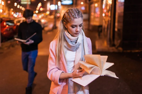 Bookworm op nacht straat. Interessante lezing — Stockfoto