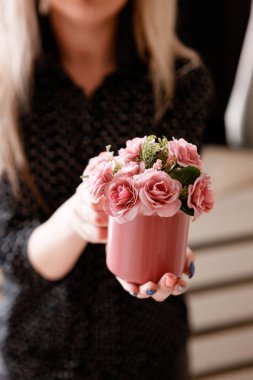 Genç kadın Kızıl Kupası gül elinde tutan