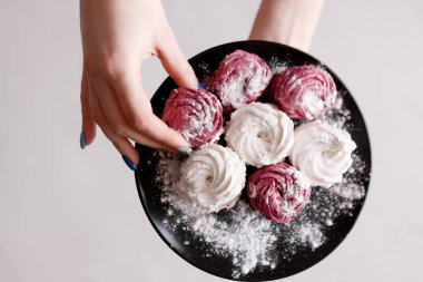 Siyah renkli tatlı zephyrs üstten görünüm plaka