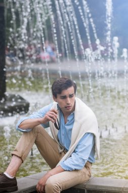 Düşünceli şık genç adam açık havada