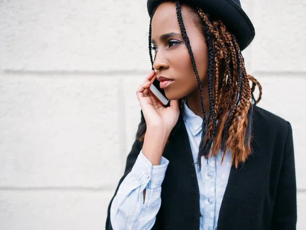 Communication sociale. Mode noir fille portrait — Photo