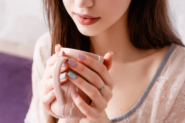 Sensible joven mujer deleita su café de la mañana — Foto de Stock