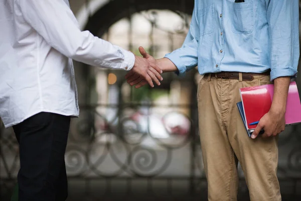 Les hommes d'affaires se rencontrent à l'extérieur. Communication moderne — Photo