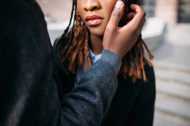 İhale aşk ilişkisi var. Yumuşak dokunuş