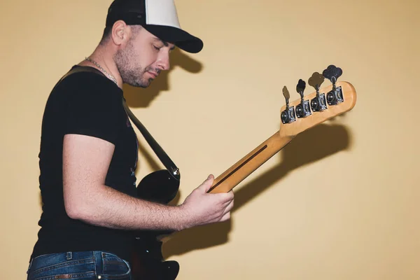 Взрослый хипстер играет на бас-гитаре — стоковое фото