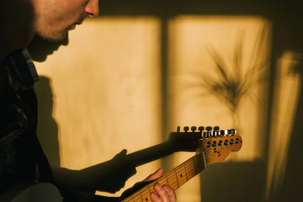 Guitarrista com guitarra tocando em casa — Fotografia de Stock