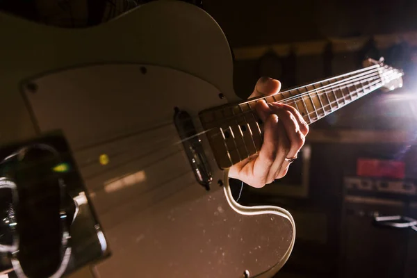 Guitarra elétrica em mãos guitarrista close-up — Fotografia de Stock