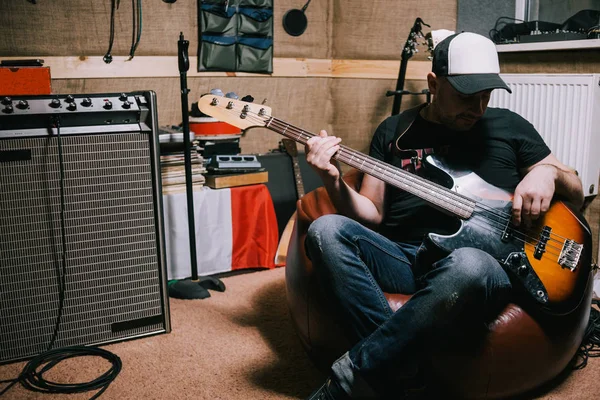 Baixo guitarrista tocando guitarra no estúdio de música — Fotografia de Stock