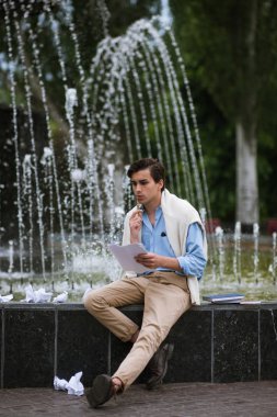 Açık havada genç düşünceli yazar. Dalgın şair