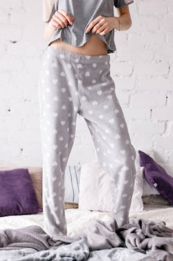 Neşeli kadın kıyafeti yatakta üzerinde dans