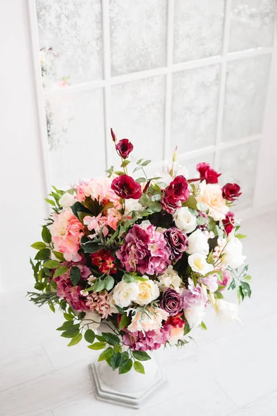 Magnífico ramo de flores en jarrón blanco — Foto de Stock