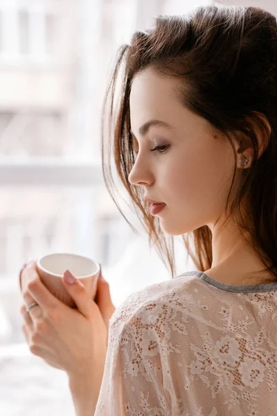 Mujer joven sensual con taza de café — Foto de Stock