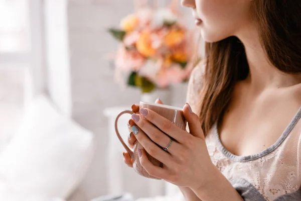 Hermosa joven con taza de café de la mañana — Foto de Stock