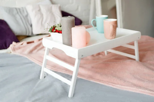 Pequeno-almoço na cama. Quarto em cores pastel — Fotografia de Stock