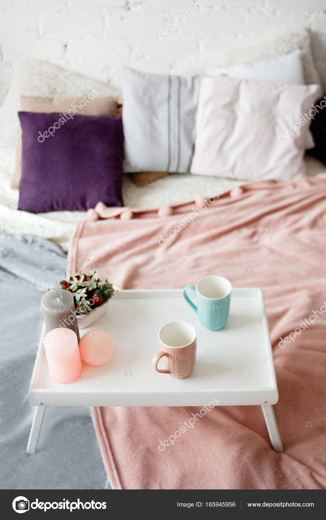 Ontbijt op bed. Slaapkamer in pastel kleuren — Stockfoto ... Ontbijt op bed. Slaapkamer in pastel kleuren — Stockfoto ...