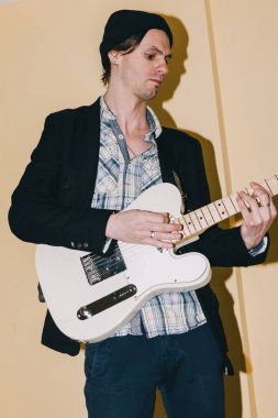 Gitarist özenle iskambil gitar portre