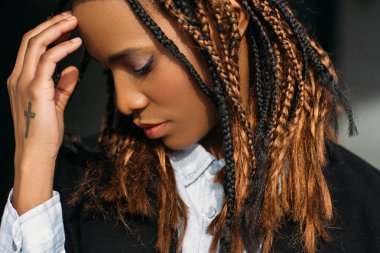 Üzgün Afrikalı-Amerikalı kız. Hayatında sorunları