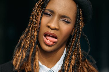 Oynak siyah kadın portre. Baştan çıkarıcı ruh hali