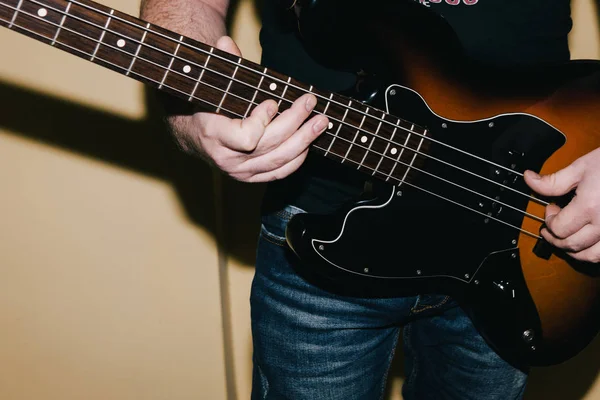 Baixo cordas de guitarra close-up. Fundo musical — Fotografia de Stock