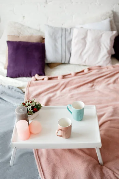 Pequeno-almoço na cama. Quarto em cores pastel — Fotografia de Stock