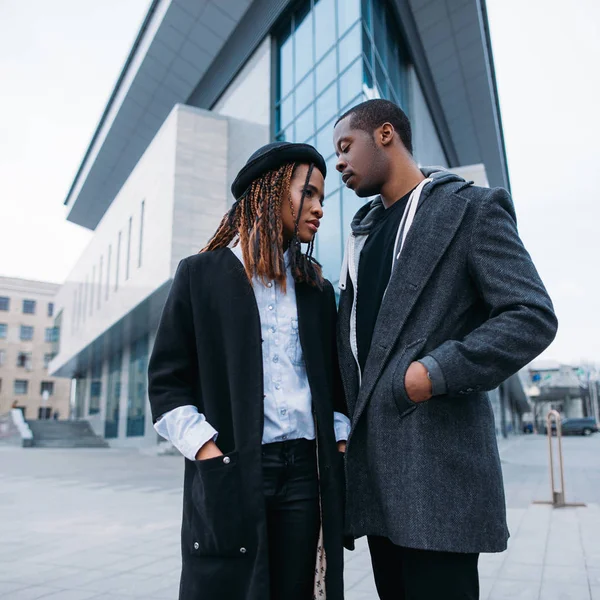 Şık yaya çift. Afro-Amerikan gençlik