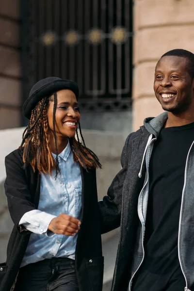 Счастливая молодая пара. Счастливый афроамериканец — стоковое фото