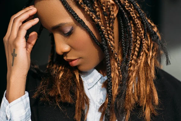 Üzgün Afrikalı-Amerikalı kız. Hayatında sorunları