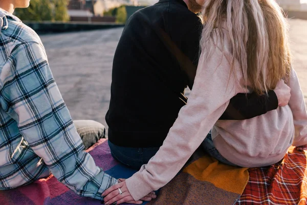 Ortağına hile. Dostluk ihanet